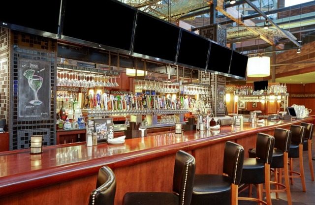 Comfort & Convenience Awaits! Family-friendly, Free Parking, Onsite Restaurant
