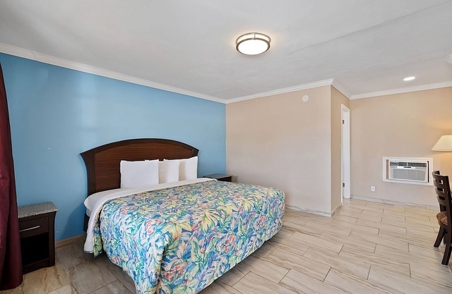 Comfort & Convenience! Free Parking, Near Chili’s Grill & Bar