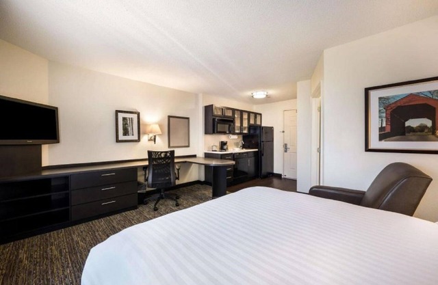 Comfort & Convenience! Pet-friendly Property w/ Parking, Full Kitchen!