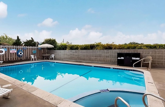 Comfort & Convenience! 3 Spacious Units w/ Swimming Pool Access. Free Breakfast!