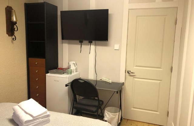 Comfort cottage guest home near subway station, bus and downtown