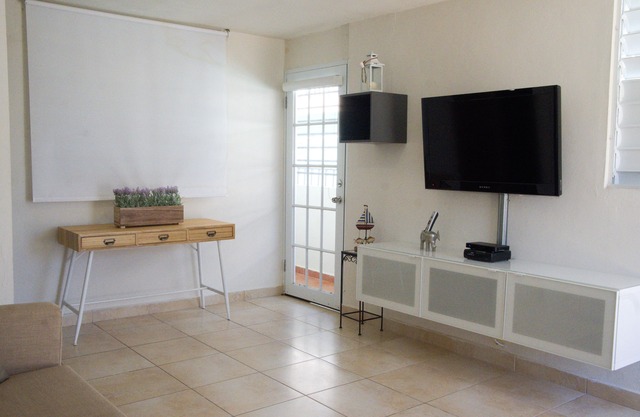 KOMFORT / FANTASTISCH, NEUES GEMÜTLICHES APART, 2 SCHLAFZIMMER, NAHE FLUGHAFEN
