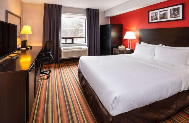 Comfort Hotel & Suites