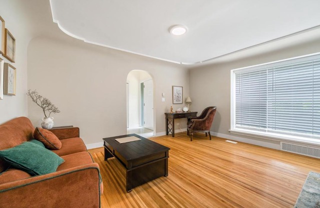 Comfort House in Kerrisdale, Private and Shared Rooms
