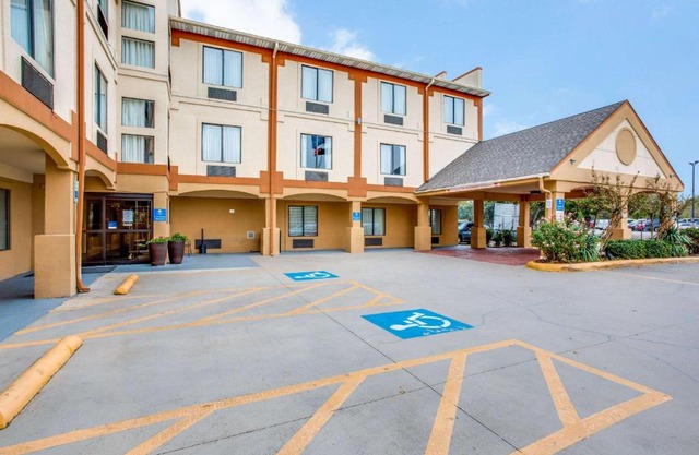Comfort Inn & Suites Love Field-Dallas Market Center