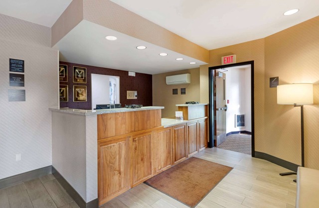 Comfort Inn & Suites Market - Airport