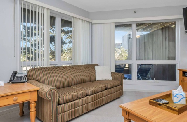 Comfort Studio Apt w/ Queen Bed & Private Balcony