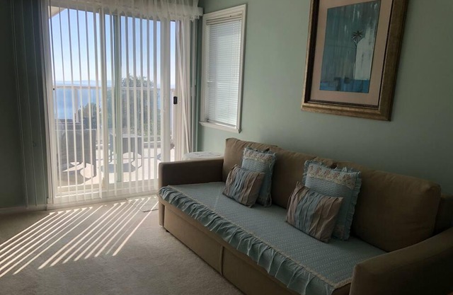 Comfort suites with Ocean view balcony ---5 min walk to the beach!