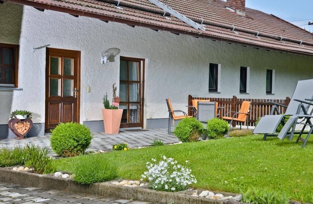 Komfort-Ferienwohnung (55 qm) für bis zu zwei Personen mit Liegewiese und Grill