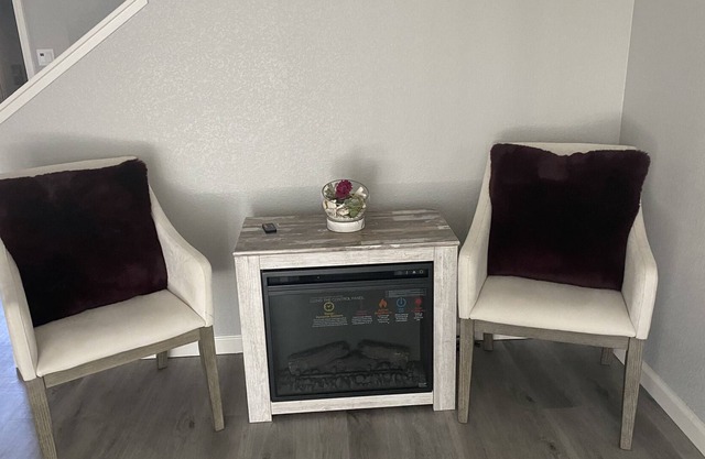 Comfort Zone Guest House 2.New everything! In proximity to great amenities.