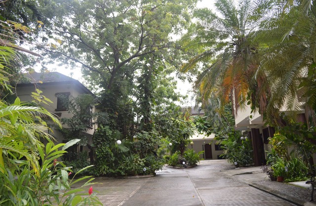 Comfortable house/3 bedrooms with private baths/ great location