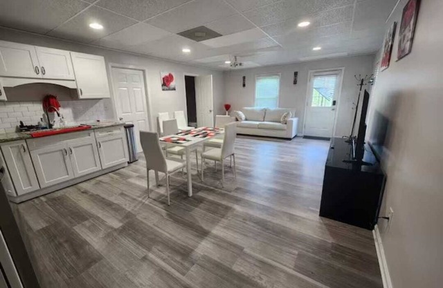 Comfortable 2-Bedroom Stay with Private Entrance & a massage chair for you!
