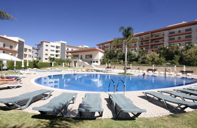 Comfortable 2 Bedroom Apartment w/ WiFi + A/C+ Pool ,15 min Walk to Beach &Town