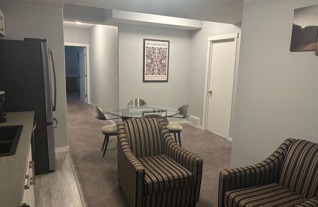 Comfortable 2-Bedroom, 2-Bath Bsmt Suite with En-Suite - Windermere Edmonton