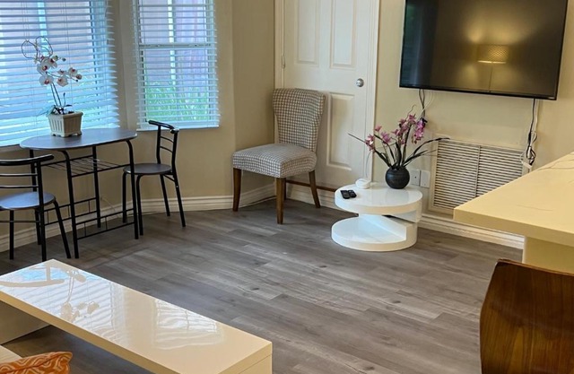 Comfortable 2bed/1bath unit near Universal Studio and Hollywood sleep 4