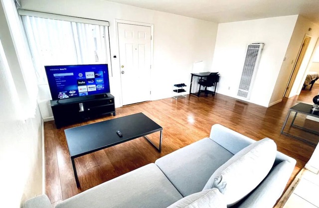 Comfortable 2Br home at a Great location in Hayward/Free Parking