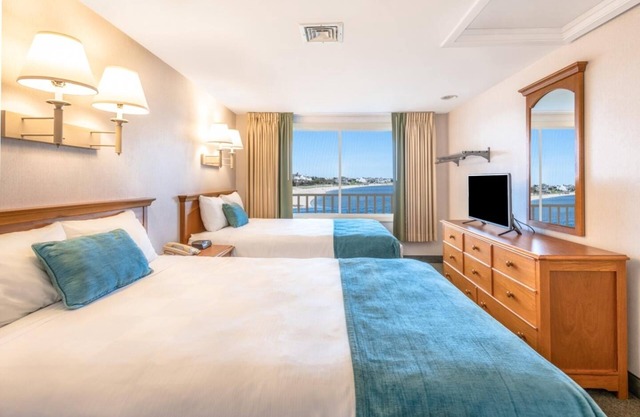 Comfortable 2BR Townhouse with Private BBQ Facilities & Sun Loungers by Beach