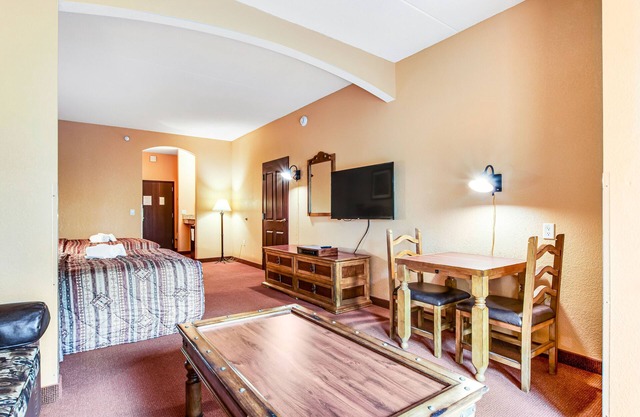 Comfortable 2nd-floor studio with balcony & central AC - great location
