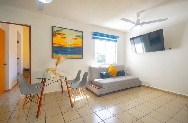 Comfortable 3-bedroom apartment 5 minutes from the airport. Close to everything.