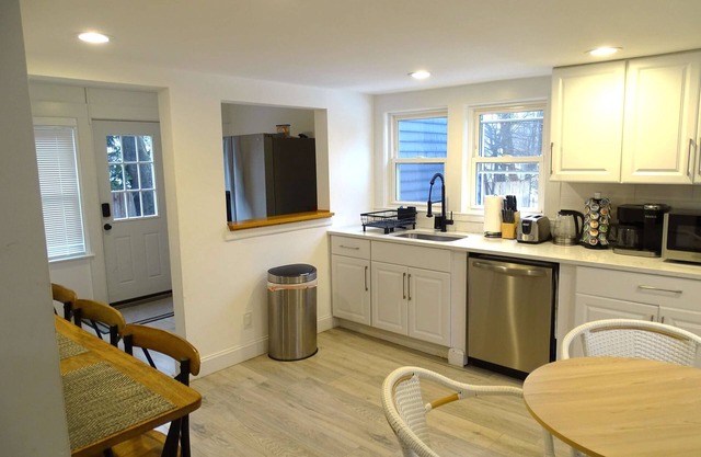 Comfortable 3 Bed Apt in Quiet Neighborhood