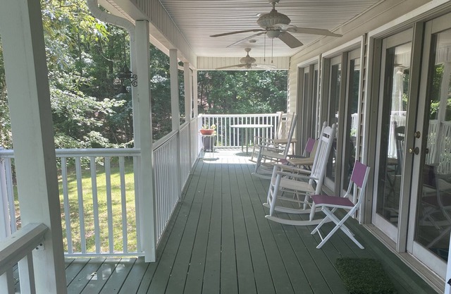 Comfortable 3 bedroom home on Lake Sinclair. .