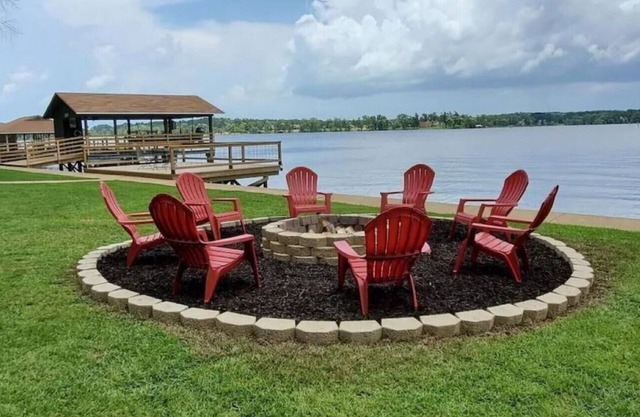 **Lakefront Getaway for the Family! High Speed Internet/Fire Pit/Fishing dock**