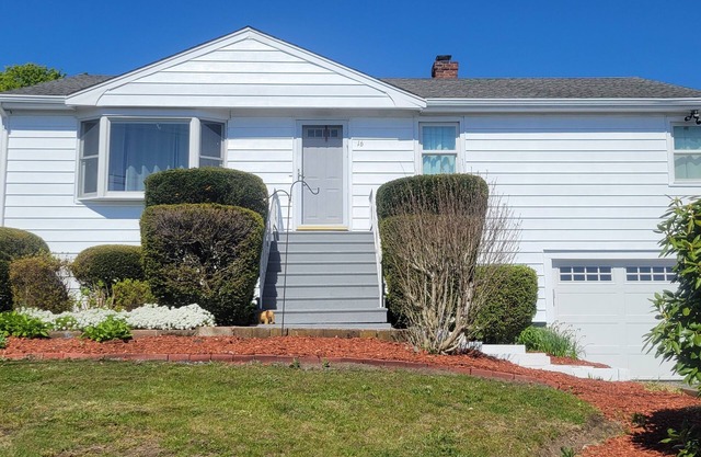 Comfortable 3 bedroom getaway by the beach, fenced in private huge backyard