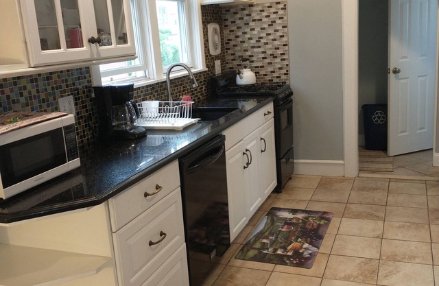 Comfortable 3 Bedroom 2 Bath House Near New York