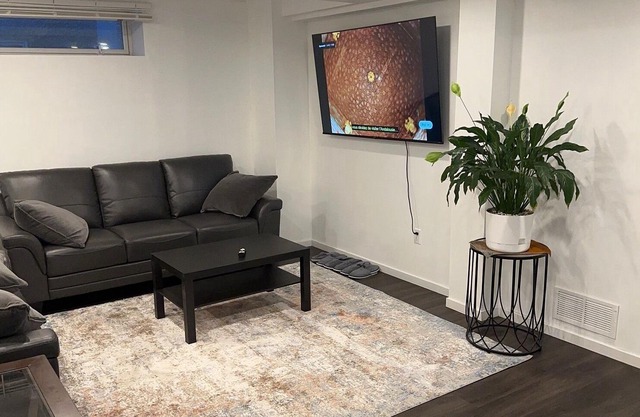 Comfortable 3 Bedroom Basement Unit (5 min to U of M