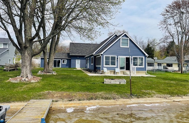 Comfortable 3-bedroom lake house with AC, WiFi on Devils Lake in Addison, MI.