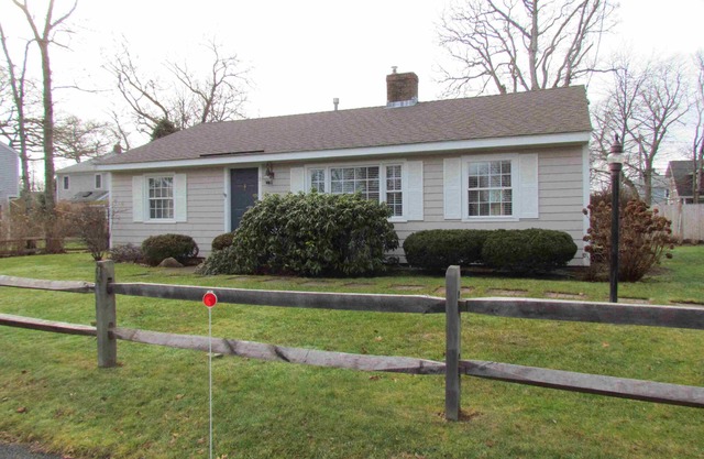 Comfortable 3BD--Central A/C, Outdoor Shower, 2 Blocks to Falmouth Heights Beach, Great Walking Area