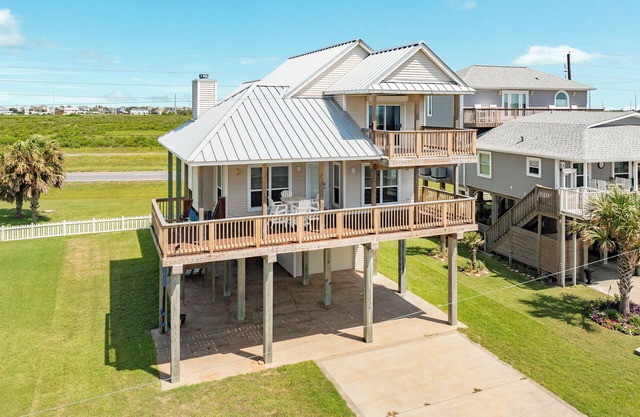 Comfortable 3rd Row Home w/Easy Walk to the Beach