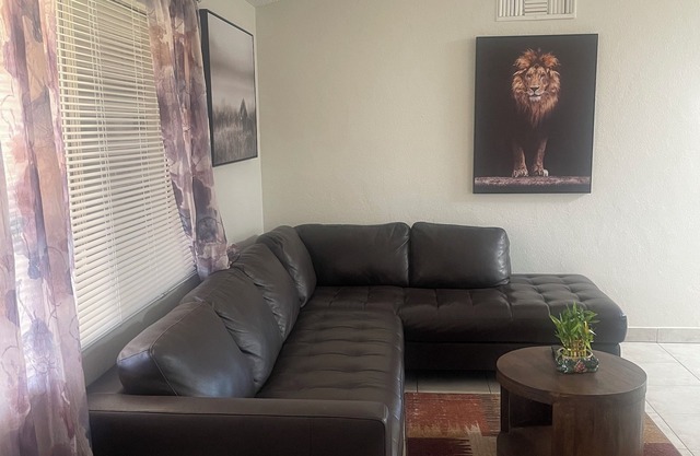 Comfortable 4-bedroom Stay in Easy Going Cal-City!