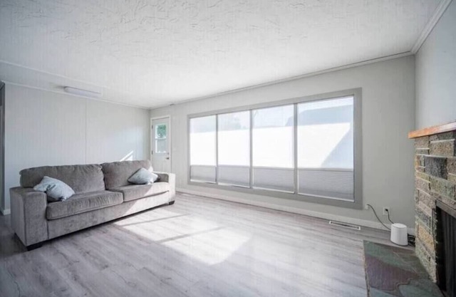 Comfortable 4 BD House with free parking-Unit A