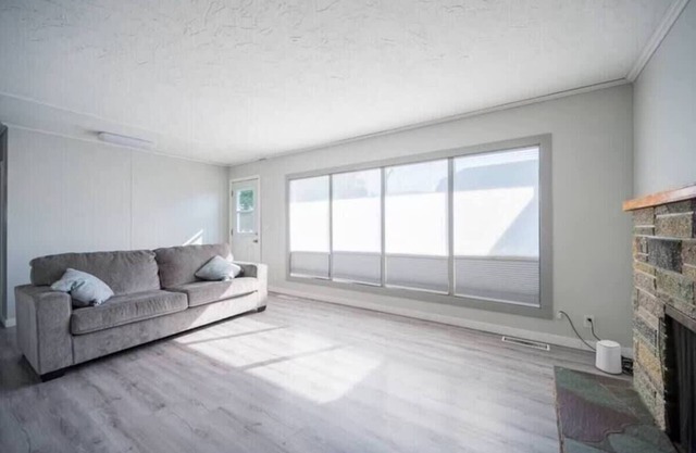 Comfortable 4 BD House with free parking-Unit A