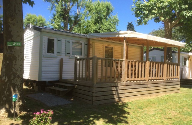 Comfortable 4-person mobile home with covered terrace