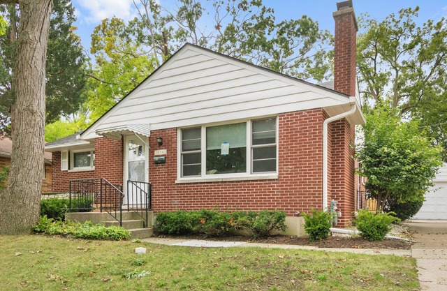 Comfortable 5 bed Family Home w/Finished Basement and Fenced yard!