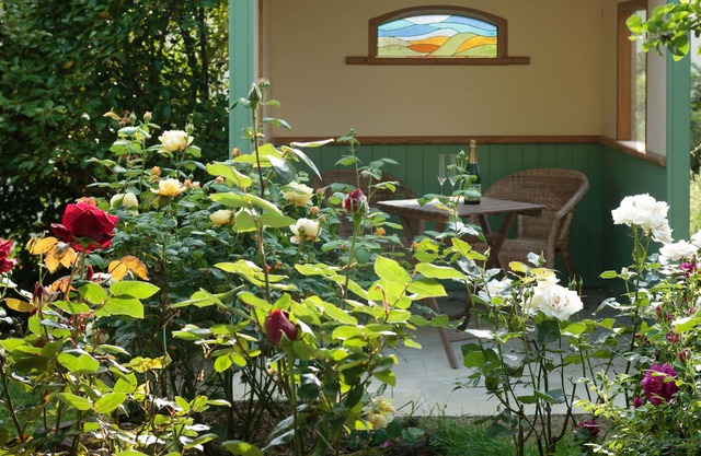 Komfortable Unterkunft in französischer Landschaft auf Permakultur Kleinbauernhof.