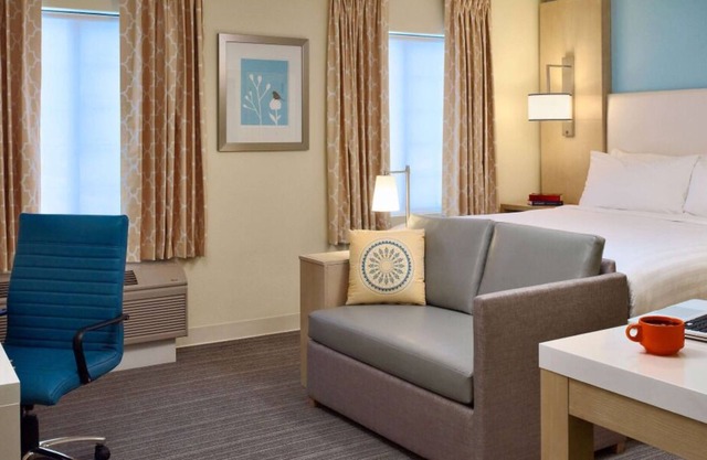 Comfortable Accommodation w/ Free Bfast & Parking, Kitchen, Outdoor Pool!