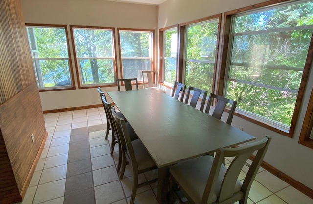 Comfortable and Convenient 5 Bedroom Lake House
