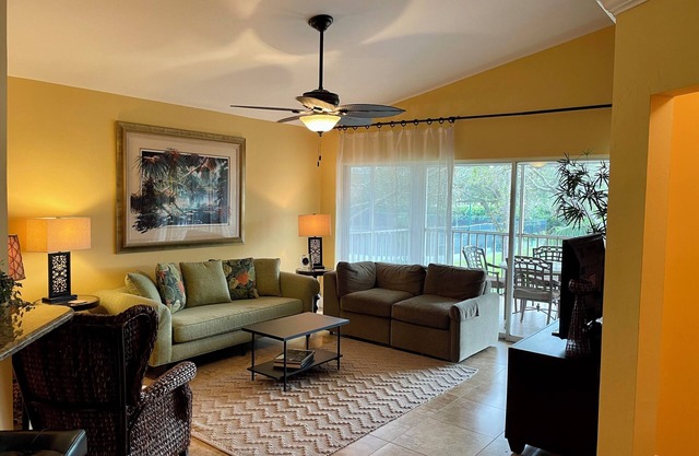 Comfortable and Convenient condo with Laundry & a pool