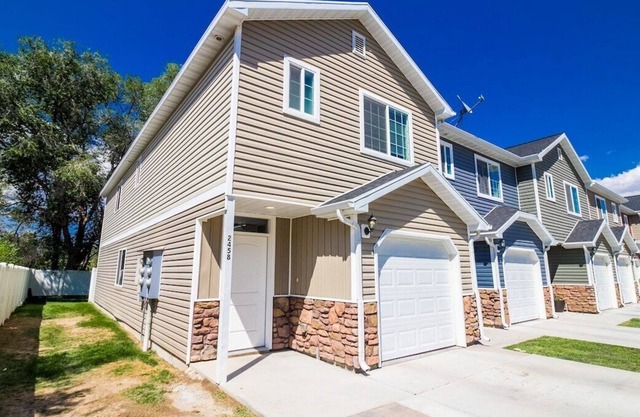 Row-end 3 bedroom townhome