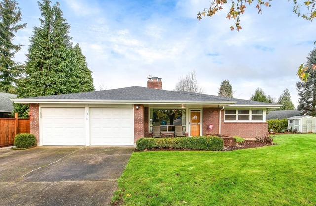 Comfortable and Spacious Pet-Friendly Home W/Hot Tub