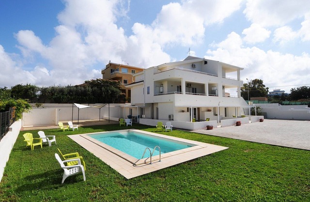 KOMFORTABLE WOHNUNG MIT POOL IN MARINA DI RAGUSA