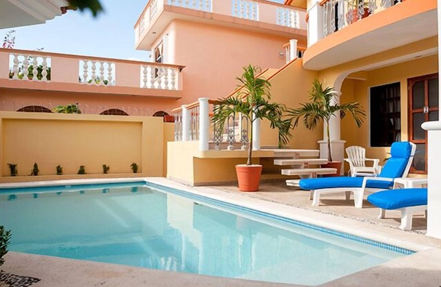 Komfortable Wohnung, gut ausgestattete Küche neben dem glitzernden Pool