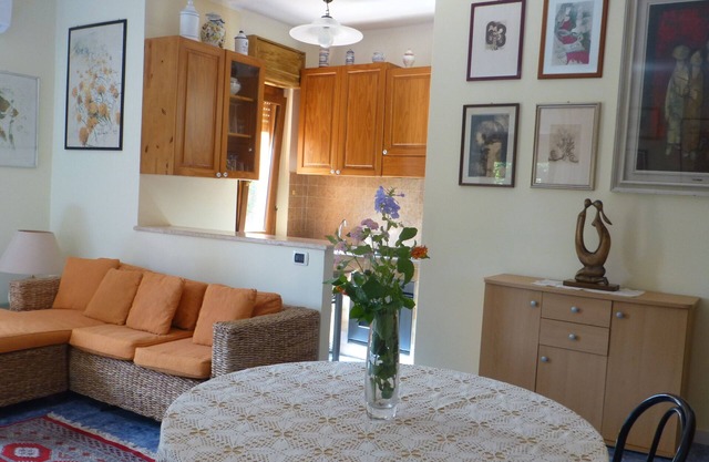 Comfortable apartment by the sea with private garden, parking space, Wi-Fi