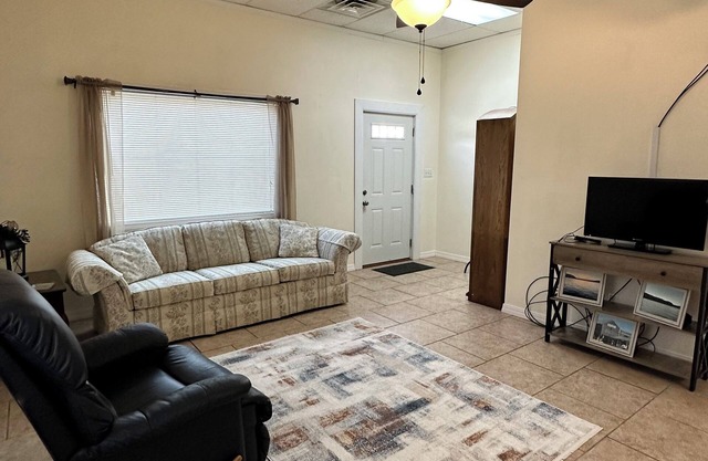 Comfortable apartment close to town and 6 miles to Lake Cumberland!