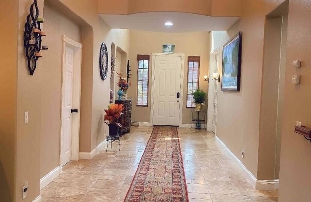 Comfortable Avon on the first floor with private bathroom and office area + TV