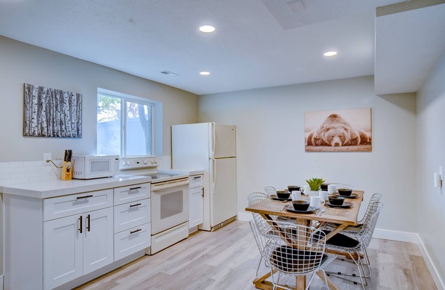Comfortable Basement Apartment w/ Game Room