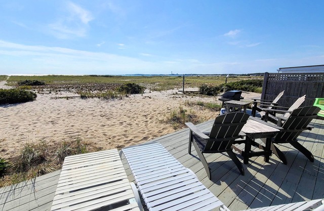 Comfortable Beach Point Waterfront 2BD--Step into the Sand on Cape Cod Bay